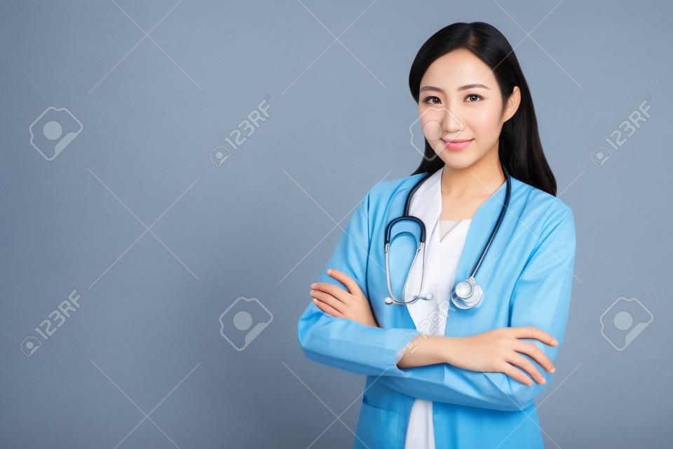 Medico femminile della bella donna asiatica isolato su fondo bianco, medico, medico, clinico, concetto dell'ospedale. La donna o la dottoressa sono carenti in alcuni paesi. Il dottore è la carriera necessaria.