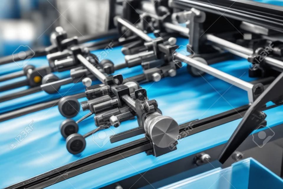 Close up de uma máquina de impressão offset durante a produção