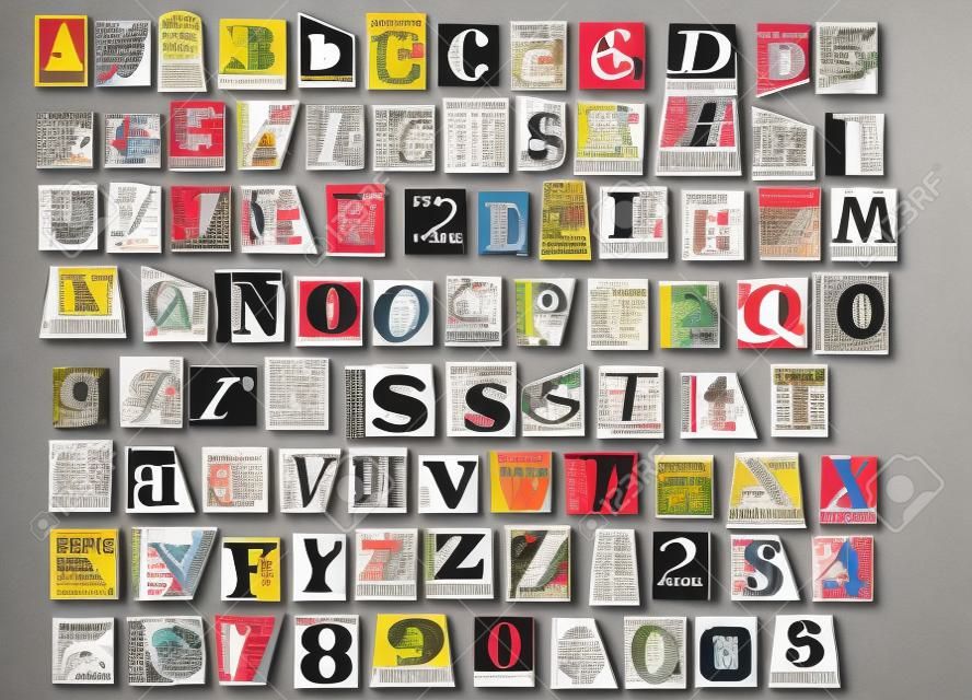 Lettere e numeri ritagliate da vecchie riviste e giornali isolato su sfondo grigio