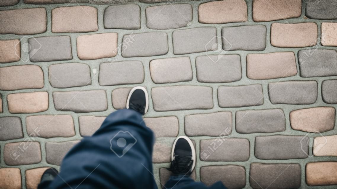 vue de dessus pov de l & # 39 ; homme dans des chaussures marchant au trottoir historique historique