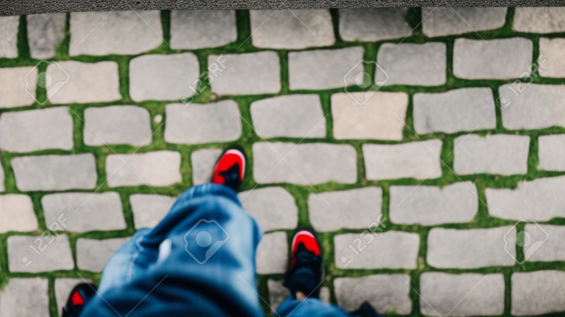 vue de dessus pov de l & # 39 ; homme dans des chaussures marchant au trottoir historique historique
