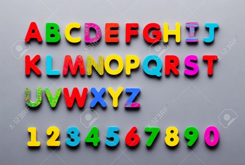 Colorful aimants papier de l'alphabet sur un tableau blanc. Lettres set isolé sur fond blanc