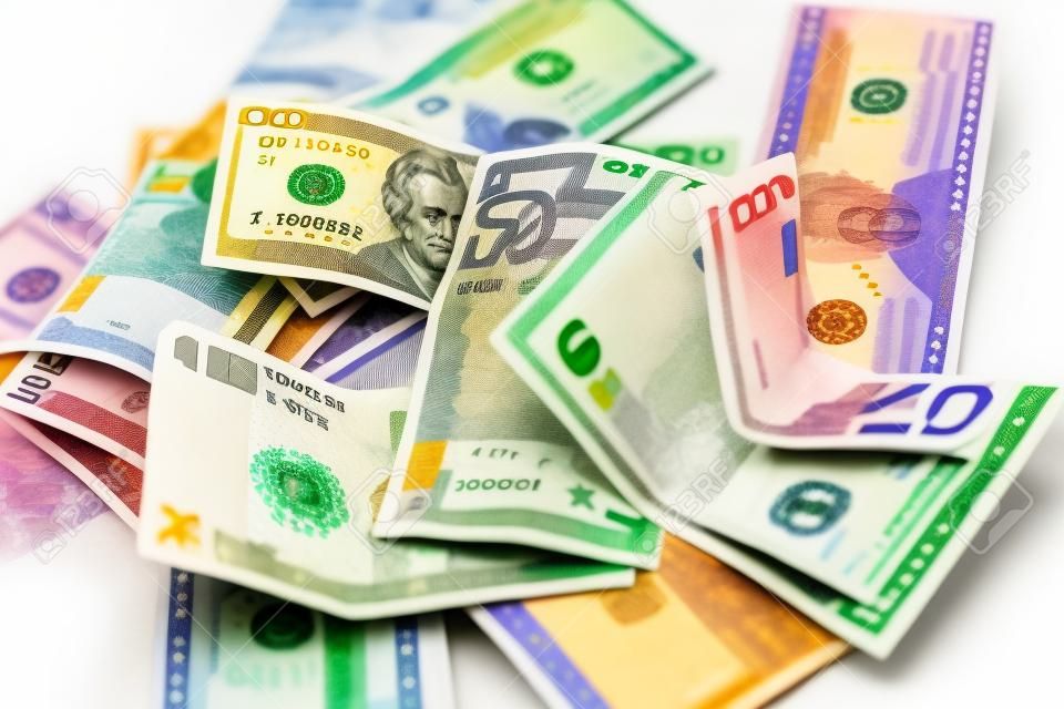 Soldi sul tavolo isolati: dollari, euro soldi rotti Tutto in confusione, concetto globale di crisi
