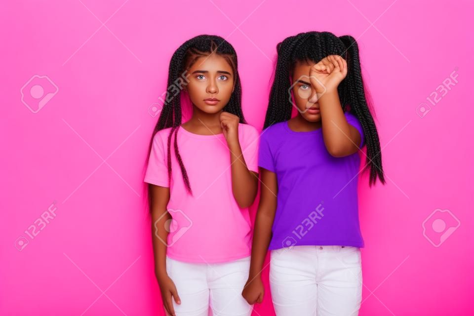 분홍색 배경 위에 고립된 채 평상복을 입고 머리띠를 땋은 화난 10대 소녀 2명의 이미지