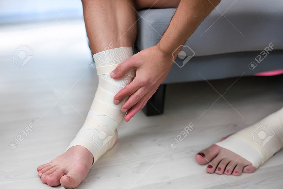 La pierna del hombre está envuelta en una venda elástica.