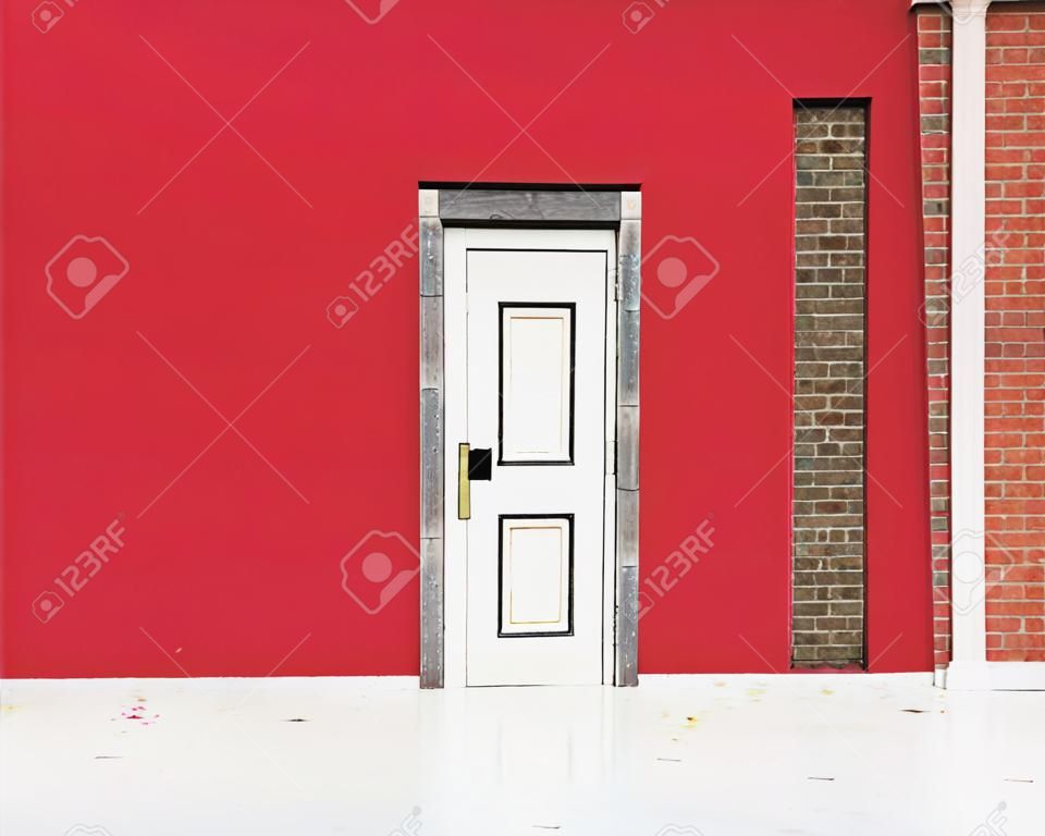 Porta d'epoca in uno sfondo muro rosso