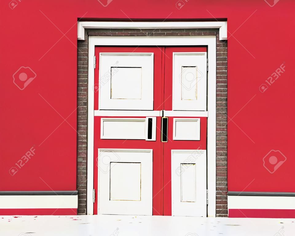Porta d'epoca in uno sfondo muro rosso