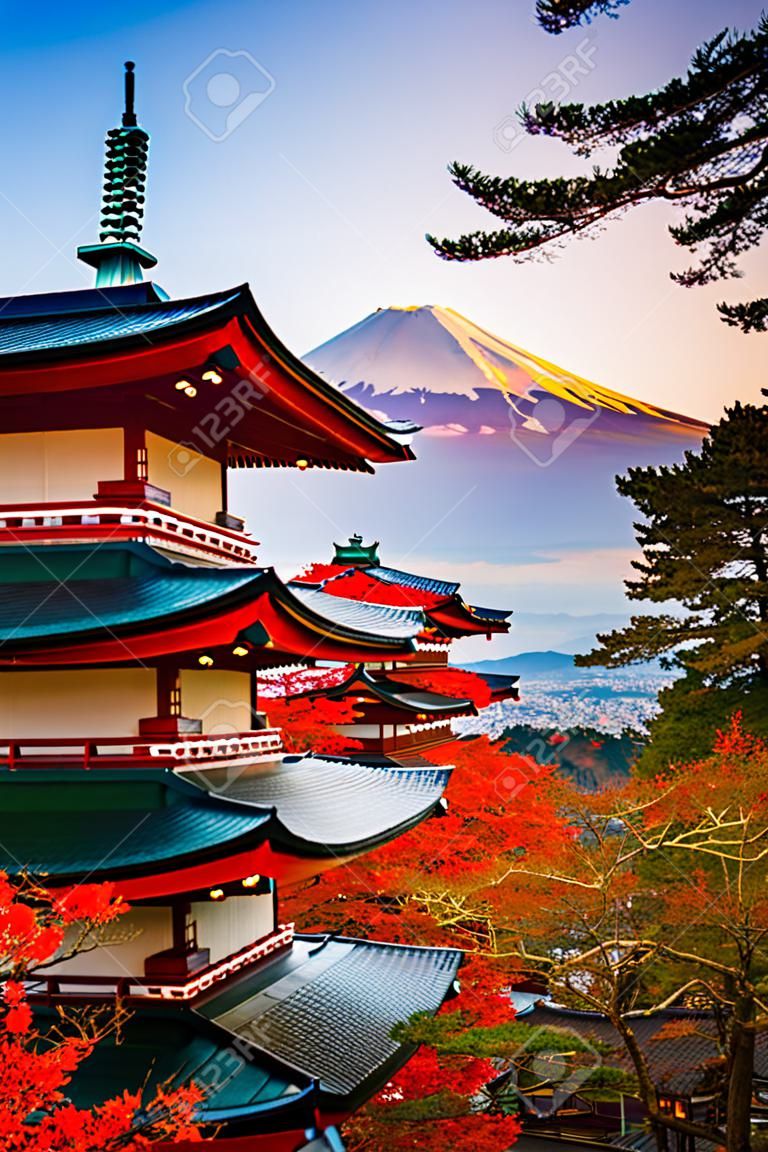Piękny krajobraz górskiego fuji z pagodą chureito wokół drzewa klonowego w sezonie jesiennym w Yamanashi w Japonii