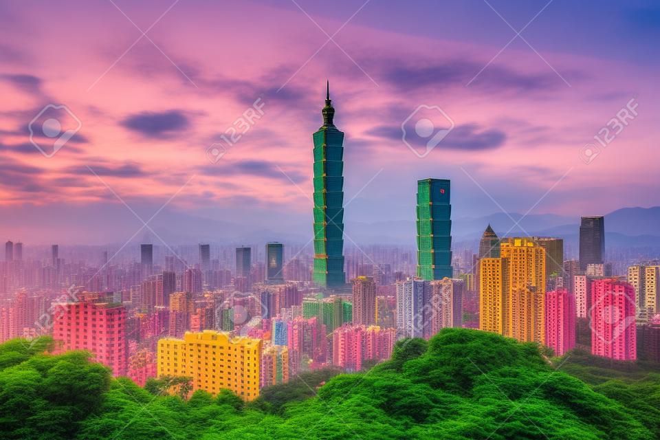 Hermoso paisaje y paisaje urbano del edificio y arquitectura de taipei 101 en el horizonte de la ciudad al atardecer en Taiwán