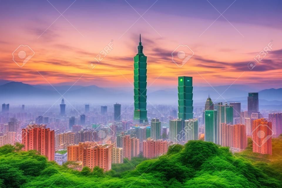 Piękny krajobraz i pejzaż miejski budynku Taipei 101 i architektury na panoramie miasta o zachodzie słońca na Tajwanie