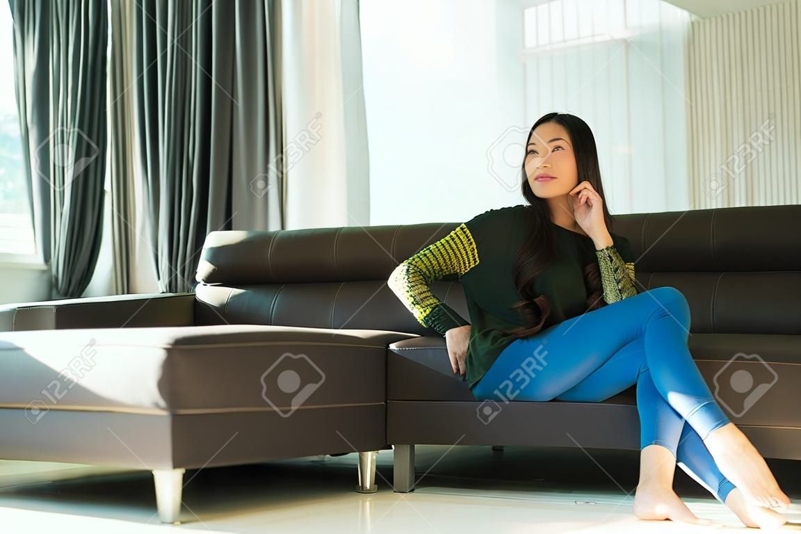 Ritratto bella giovane donna asiatica con azione su sfondo giallo isolato