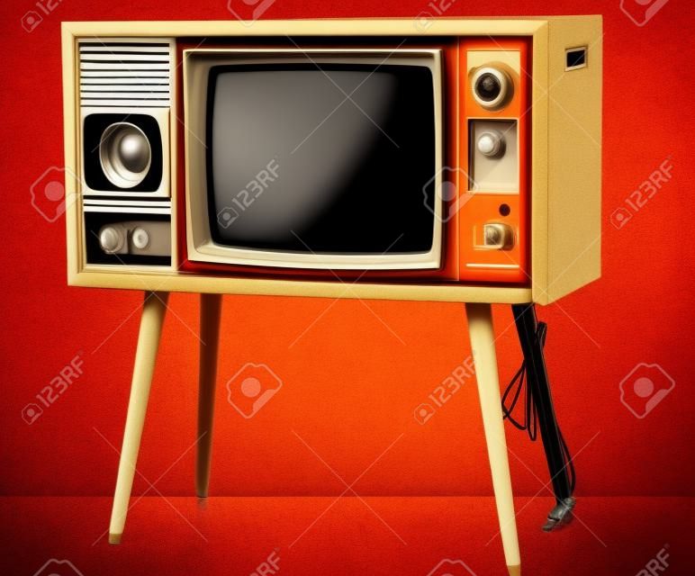 Vintage TV: oude retro TV geïsoleerd op oranje achtergrond.