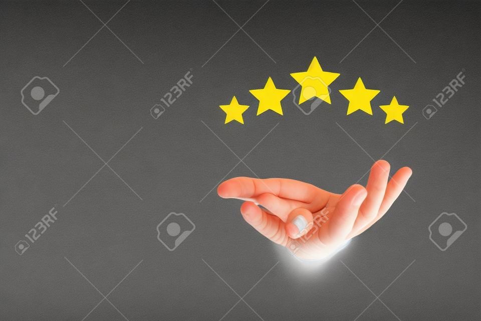 Concetto di esperienza del cliente, i migliori servizi eccellenti per la soddisfazione presentati da Opened Hand of Client con un punteggio di cinque stelle