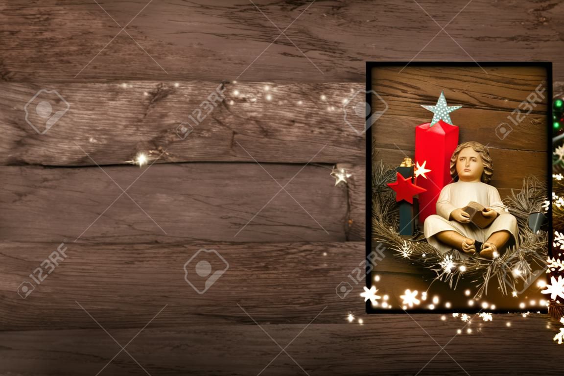 Kerstkaarten, Kind Jezus en lege ruimte om bericht te schrijven of foto's op rustieke achtergrond te zetten
