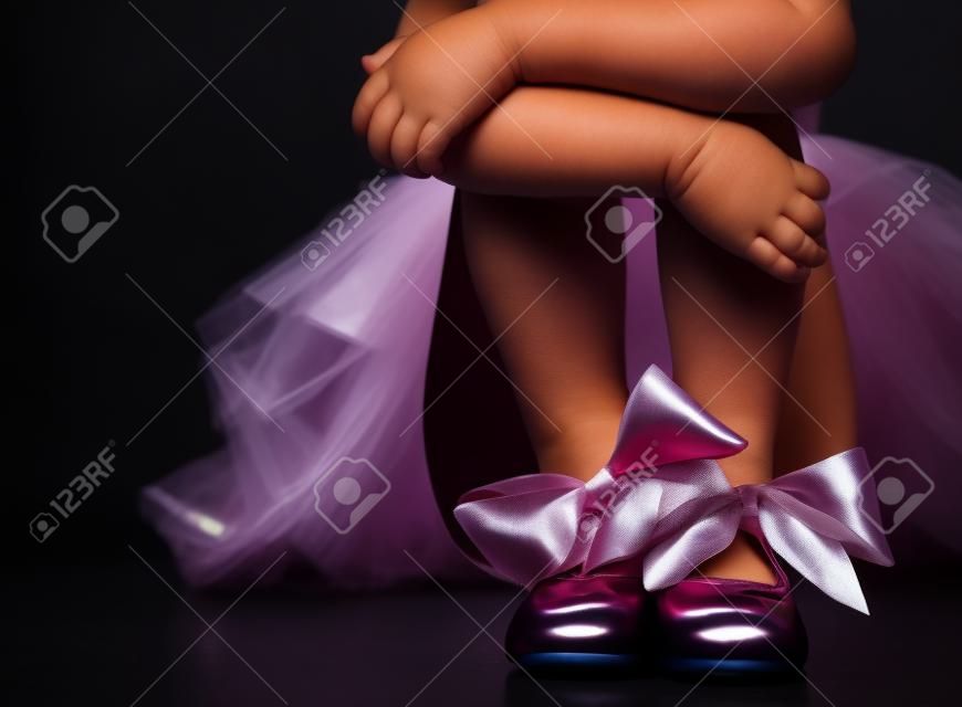 복사 공간에 대 한 어린 소녀의 발, 어두운 배경 방에 수돗물 신발