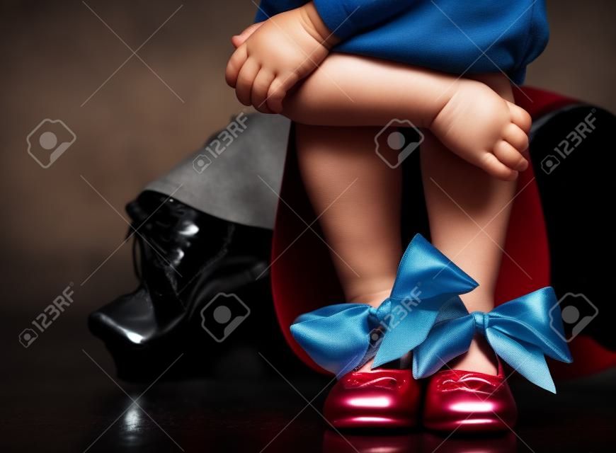 복사 공간에 대 한 어린 소녀의 발, 어두운 배경 방에 수돗물 신발