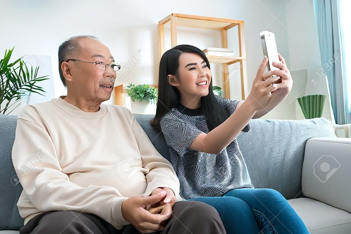 Família Asiática Adorável, Filha Jovem Usar Selfie Telefone Com Pai Mais  Velho. Menina Bonita E Idosos