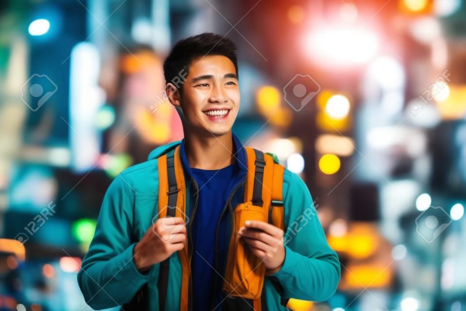 Asiatischer junger Mann Rucksackreisender Blick auf die Karte, um das Ziel zu finden. attraktives hübsches touristenmädchen reist allein auf der straße, genießt es, nachts auf urlaubsreise in thailand in der stadt spazieren zu gehen