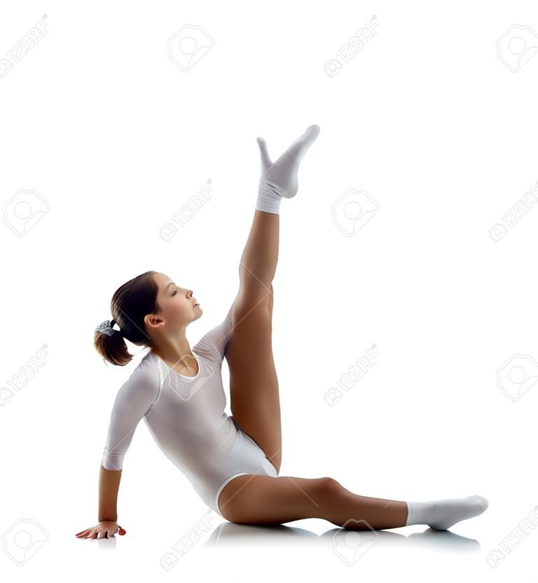 Retrato de niña linda gimnasta adolescente aislado en blanco