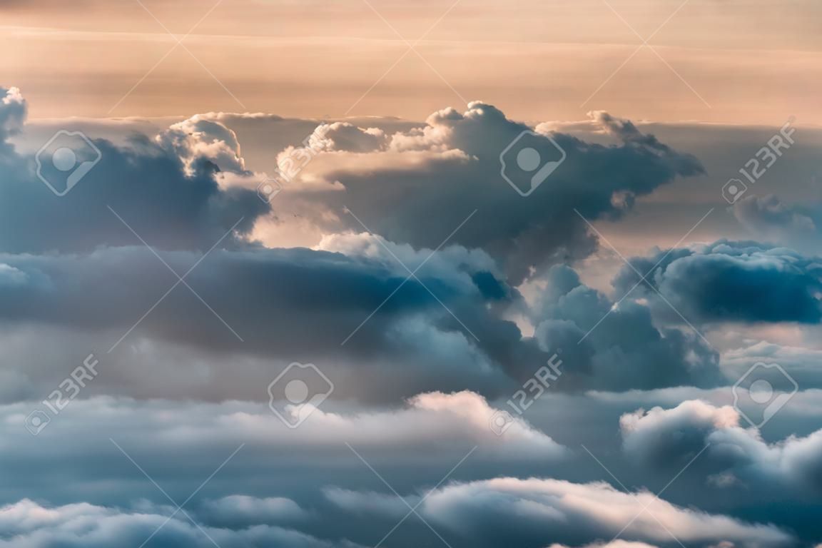 Dramatische Blaue Wolken in warmes Licht in der Abenddämmerung oder Morgendämmerung, als ob aus dem Flugzeug gesehen