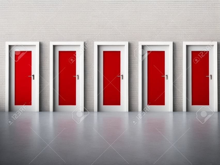 五类似风格的单扇门一个是红色的，四个是白色的，在一个空荡荡的建筑物的平原墙上