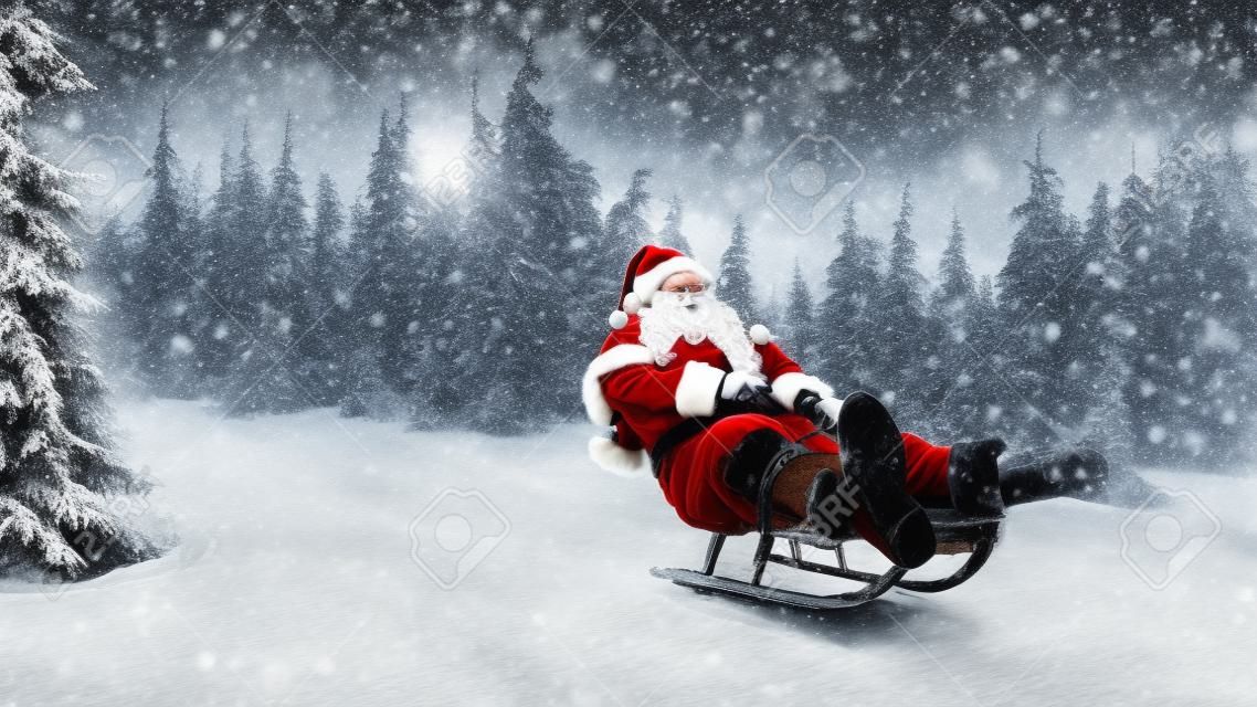Święty Mikołaj na saniach z tłem śnieżnej zimy. przedstawia transport w ciężki śnieżny zimowy dzień.