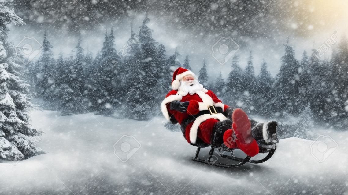 Święty Mikołaj na saniach z tłem śnieżnej zimy. przedstawia transport w ciężki śnieżny zimowy dzień.