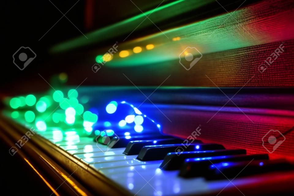Teclado de piano con luz navideña por la noche