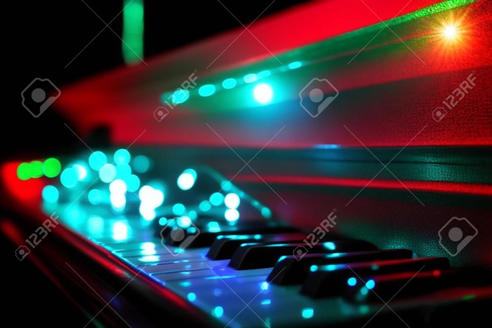 Tastiera di pianoforte con luce di Natale la sera