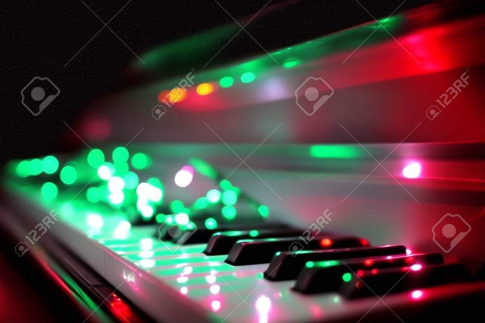 Teclado de piano con luz navideña por la noche