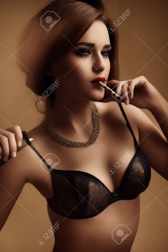 Мода фото великолепной женщины с длинными волосами в нижнем белье, курение ciragette, создает в интерьере