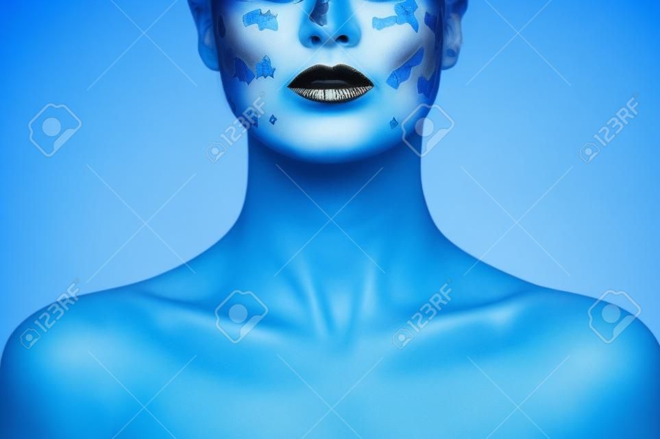 蓝色万圣节化妆时尚模特