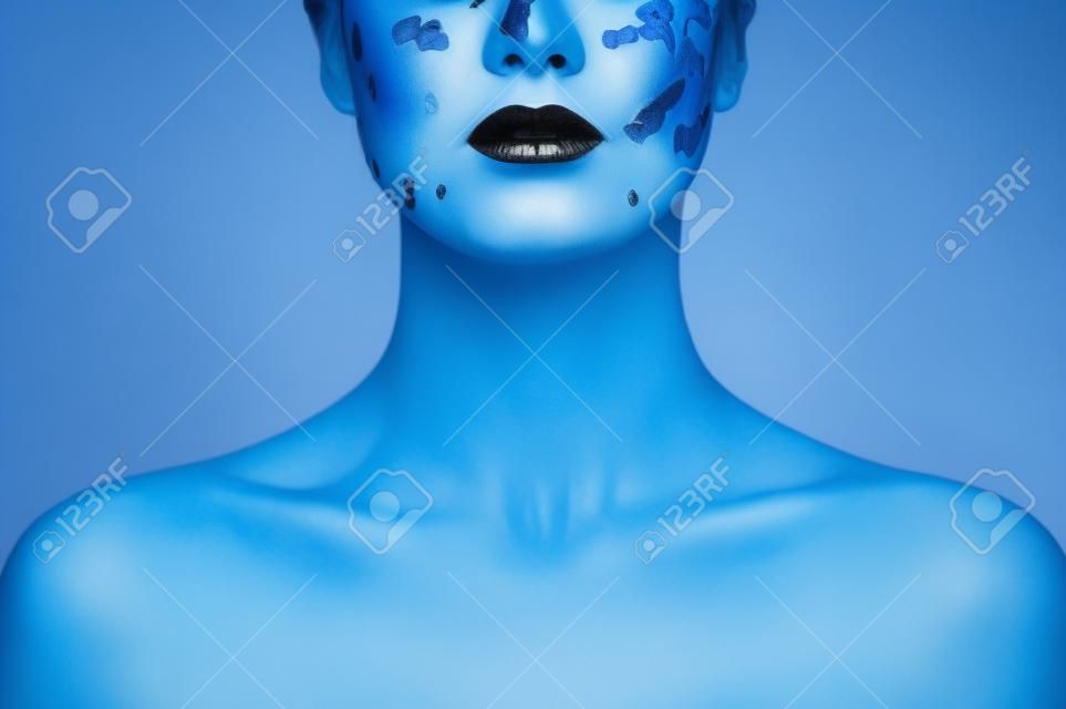 蓝色万圣节化妆时尚模特