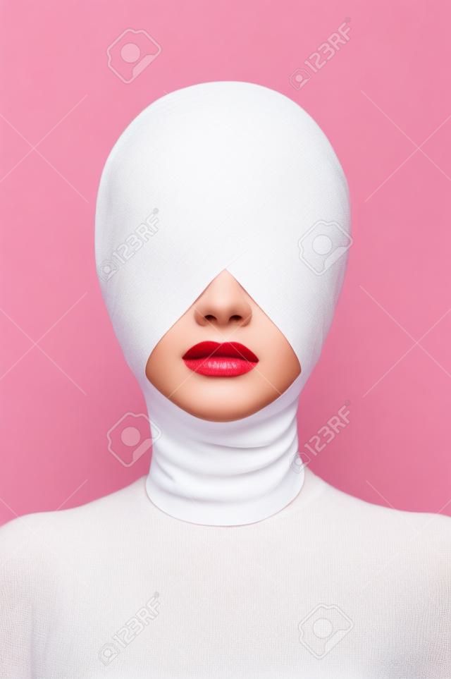 Menina da beleza da forma com bandagem branca em sua cabeça