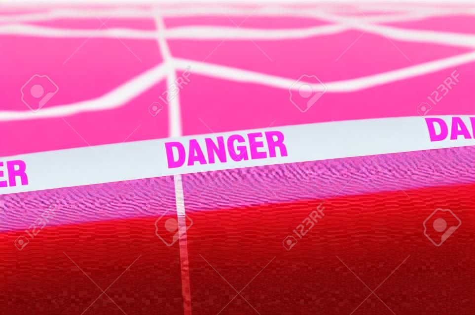 필드에 핑크 위험 경계 테이프.