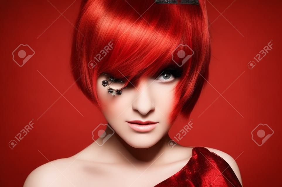Красивый рыжий женский портрет с модной прической и креативным модным макияжем