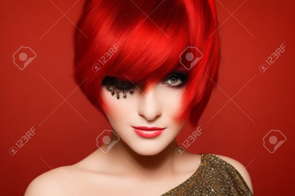Retrato de mujer de hermosa heaired rojo con la peinado de moda y maquillaje de moda creativa