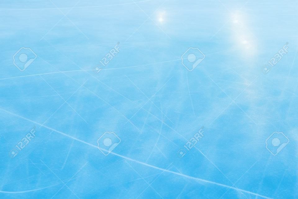 Eishintergrund mit Spuren vom Eislaufen und Hockey. Eishockeyfeld zerkratzt die Oberfläche