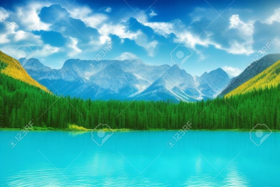 Hermoso paisaje con lago turquesa, bosques y montañas