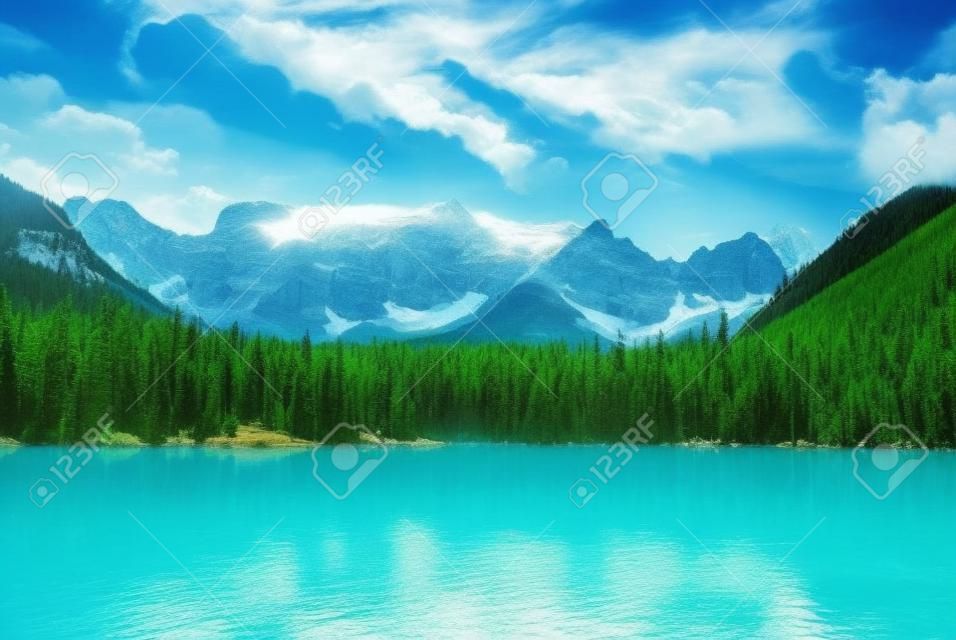 Hermoso paisaje con lago turquesa, bosques y montañas