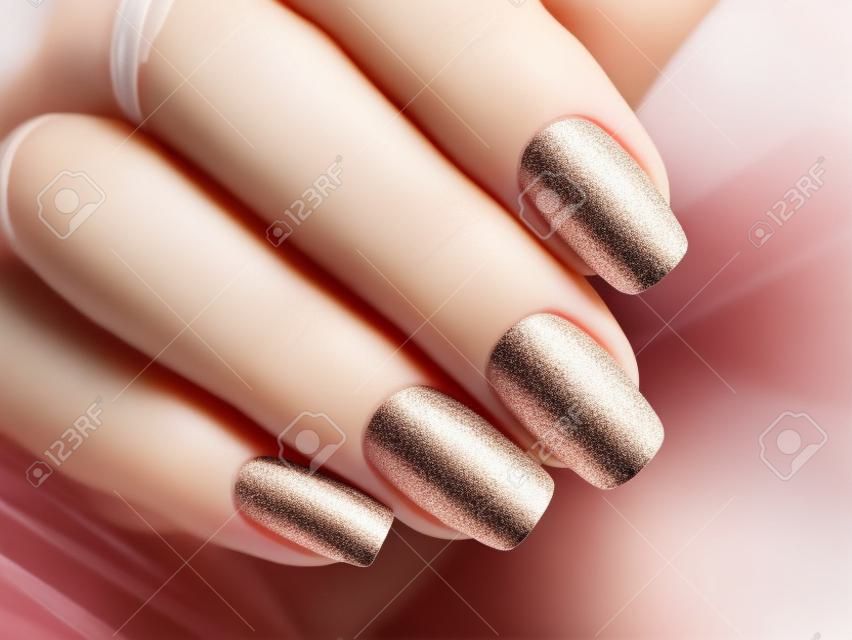 modny manicure paznokci na pięknym teksturowym tle