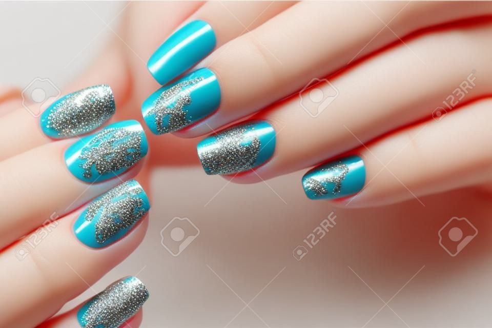 Stylowy design manicure na pięknych paznokciach