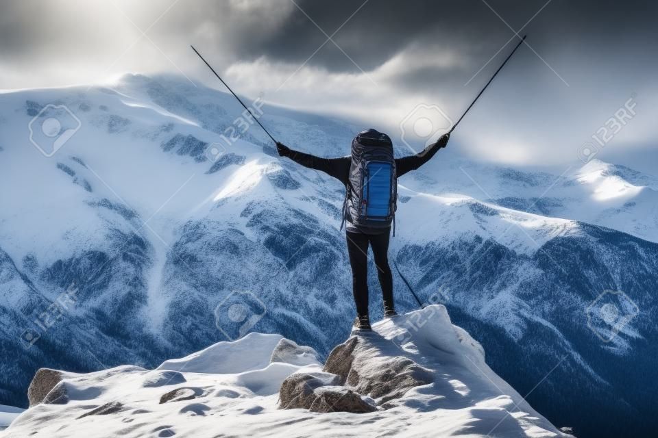 Erstaunliche Aussicht mit schneebedeckter Bergkette und Wanderer mit Rucksack im Vordergrund. Landschaftsfotografie