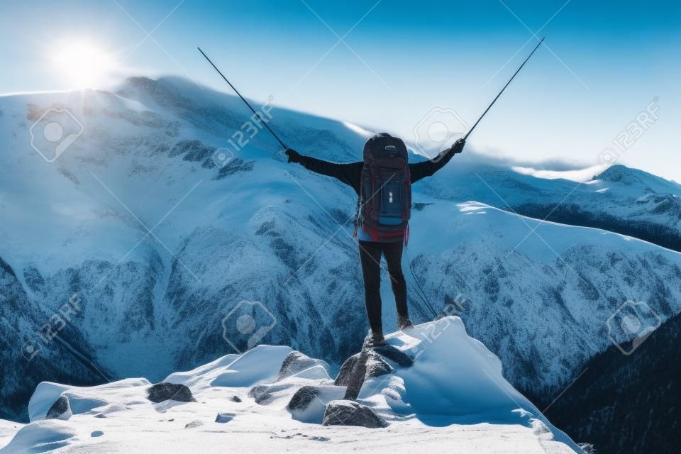 Erstaunliche Aussicht mit schneebedeckter Bergkette und Wanderer mit Rucksack im Vordergrund. Landschaftsfotografie
