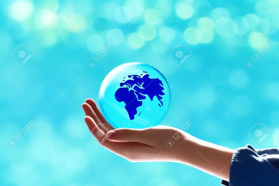 Festeggia la giornata mondiale della terra o la giornata del pergolato con questo biglietto simbolico raffigurante un globo blu in vetro