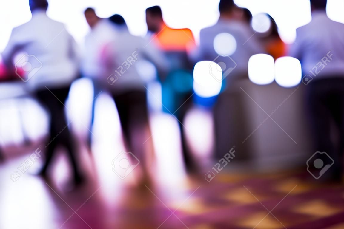 Abstract wazige mensen in persconferentie evenement, business concept