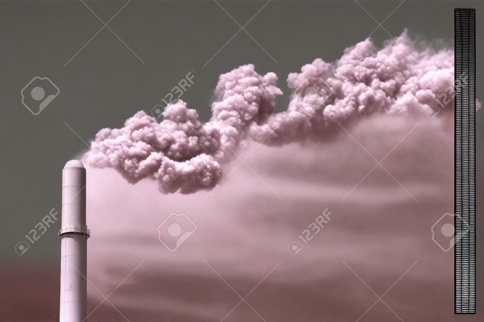 Infrarood thermografie beeld toont de warmte-emissie in de Schoorsteen van energiestation