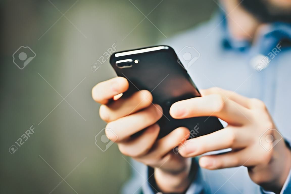 Mãos masculinas com smartphone