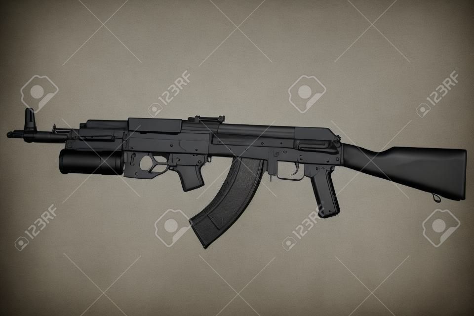 AK 47 con lanzagranadas bajo el cañón aislado en blanco
