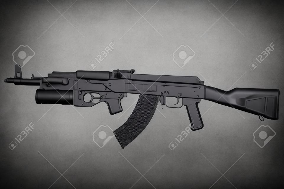 AK 47 con lanzagranadas bajo el cañón aislado en blanco